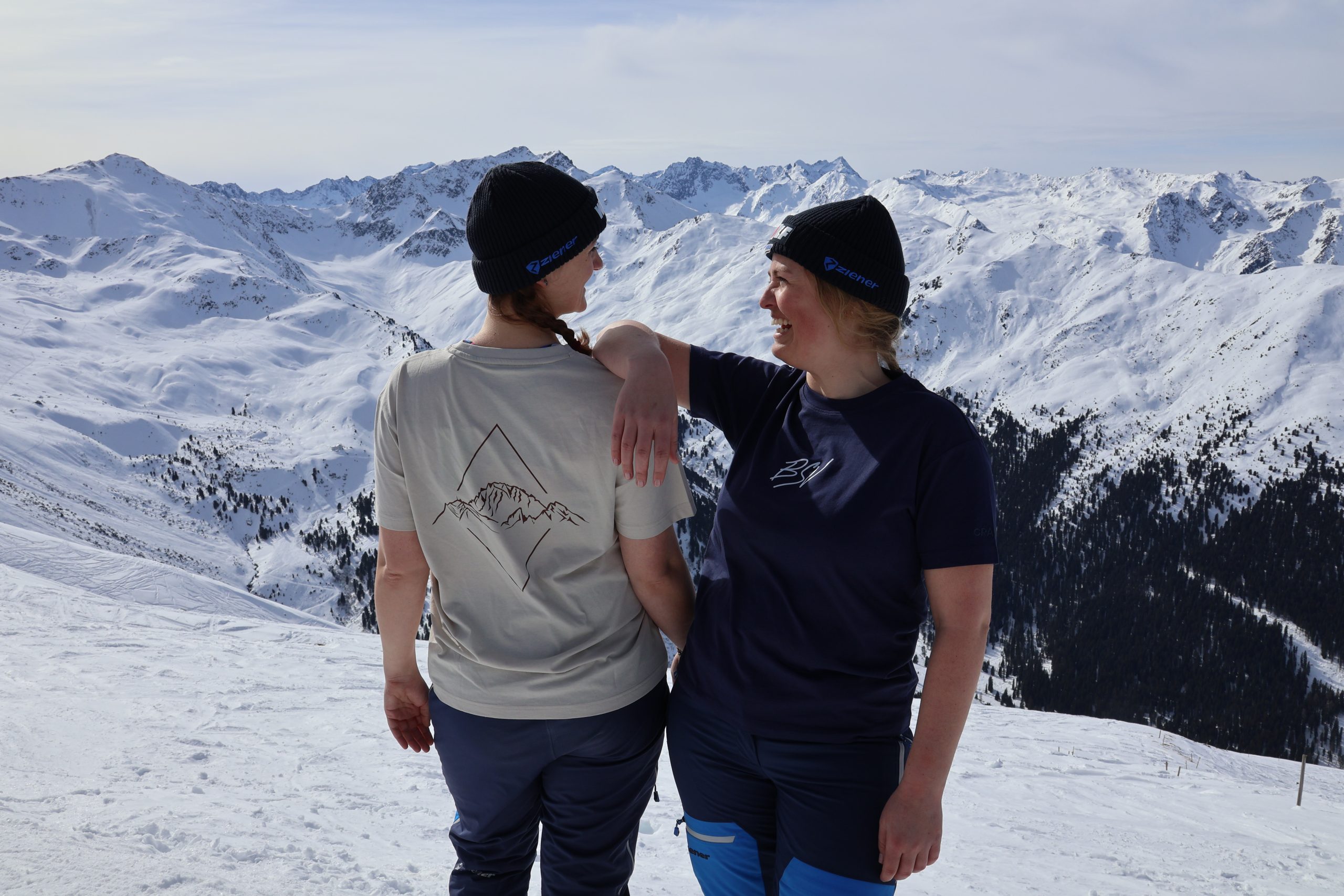 2 Personen im BSV T-Shirt vor Berge