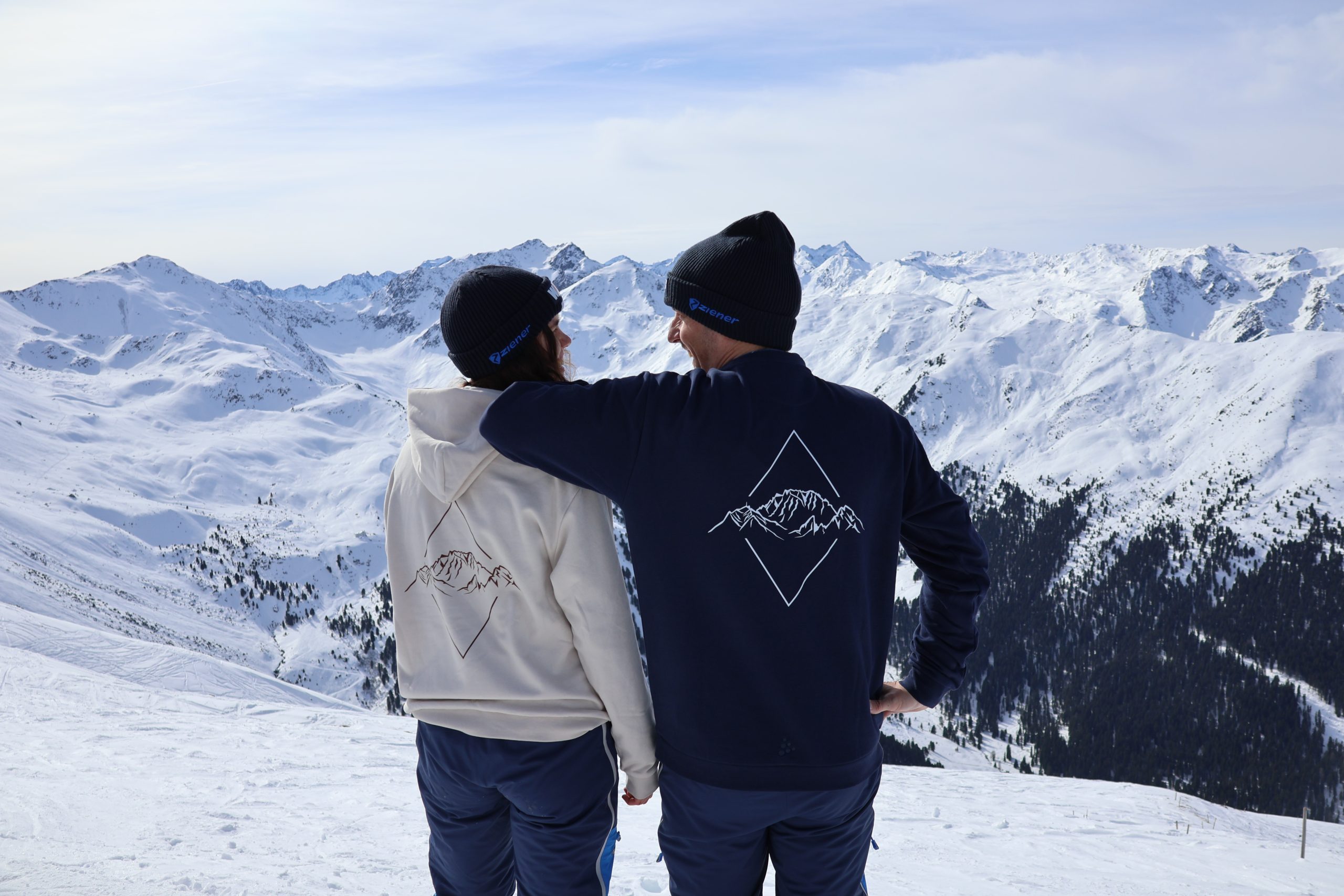 2 Personen im BSV Pulli vor Berge