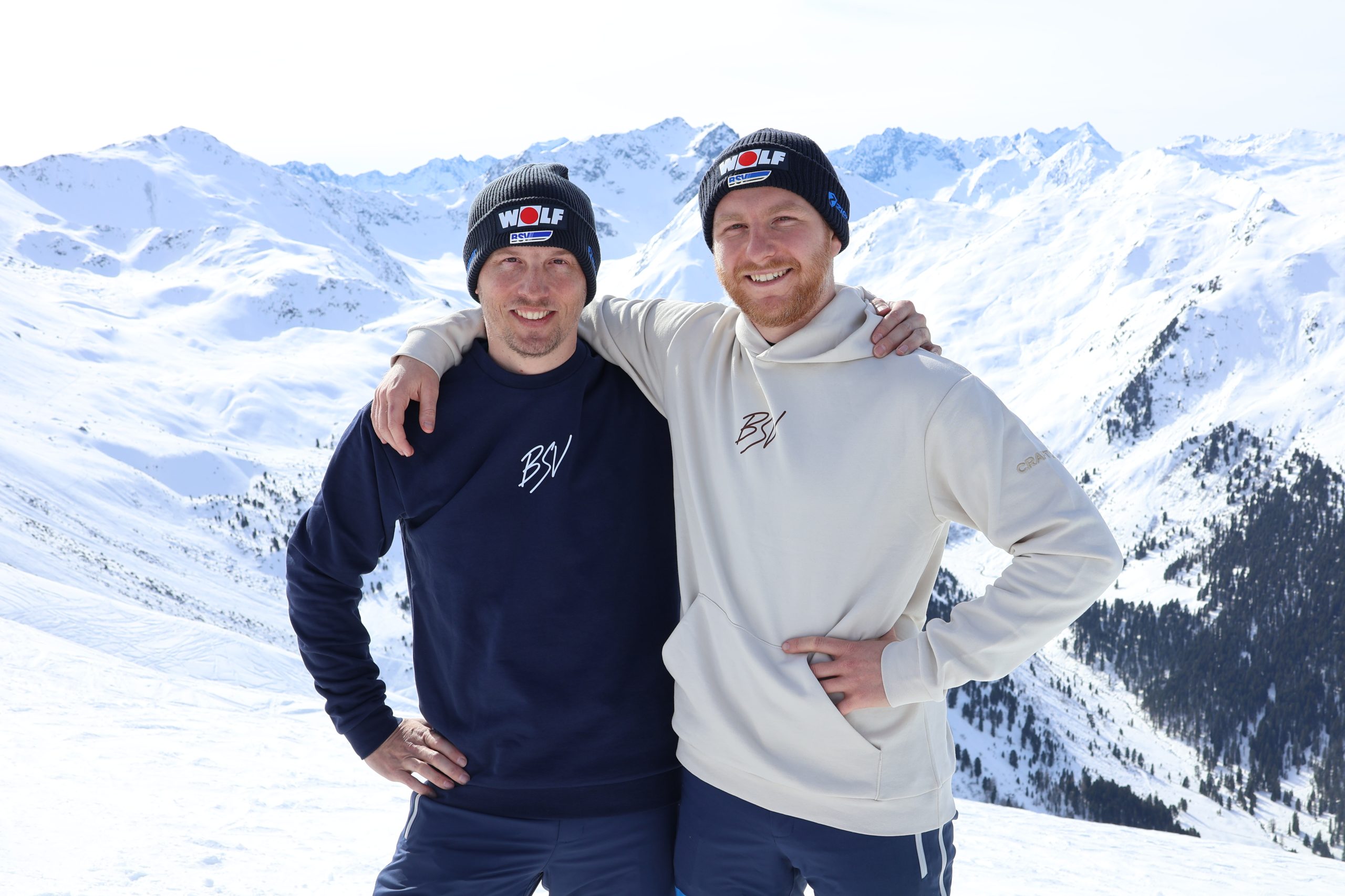 2 Personen im BSV Pulli vor Berge