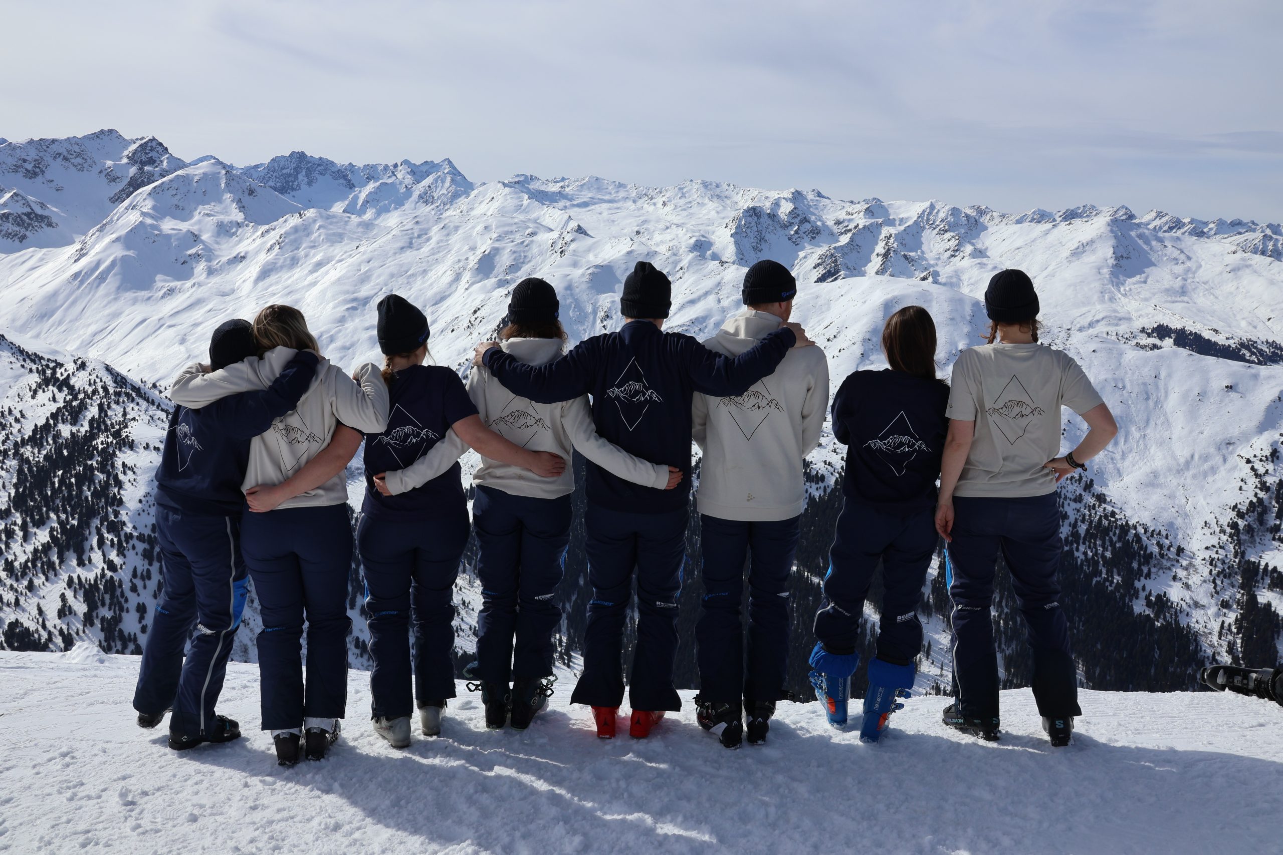 Gruppe im BSV Pulli vor Berge